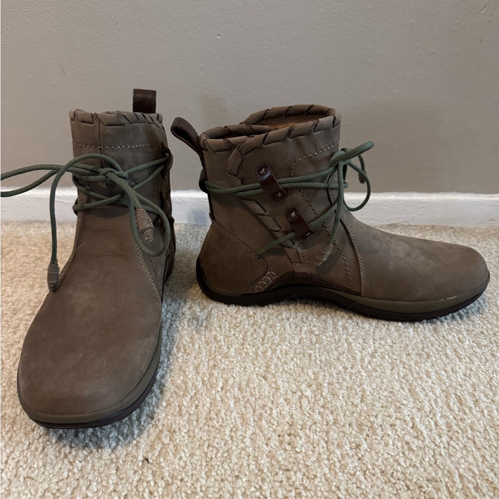 Earth Scenic Khaki Leather wrap Around Ankle Boots Size 9